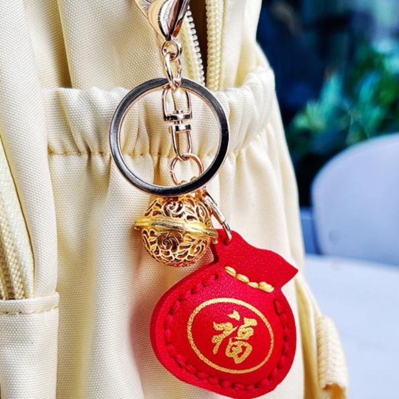 DIY ručno izrađen kožni privjesak za ključeve s talismanom – moderan ukrasni poklon za dečka povodom Valentinova