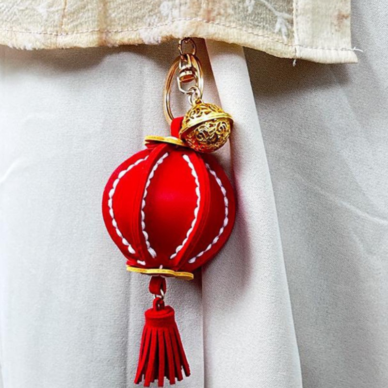 DIY ručno izrađen kožni privjesak za ključeve s talismanom – moderan ukrasni poklon za dečka povodom Valentinova