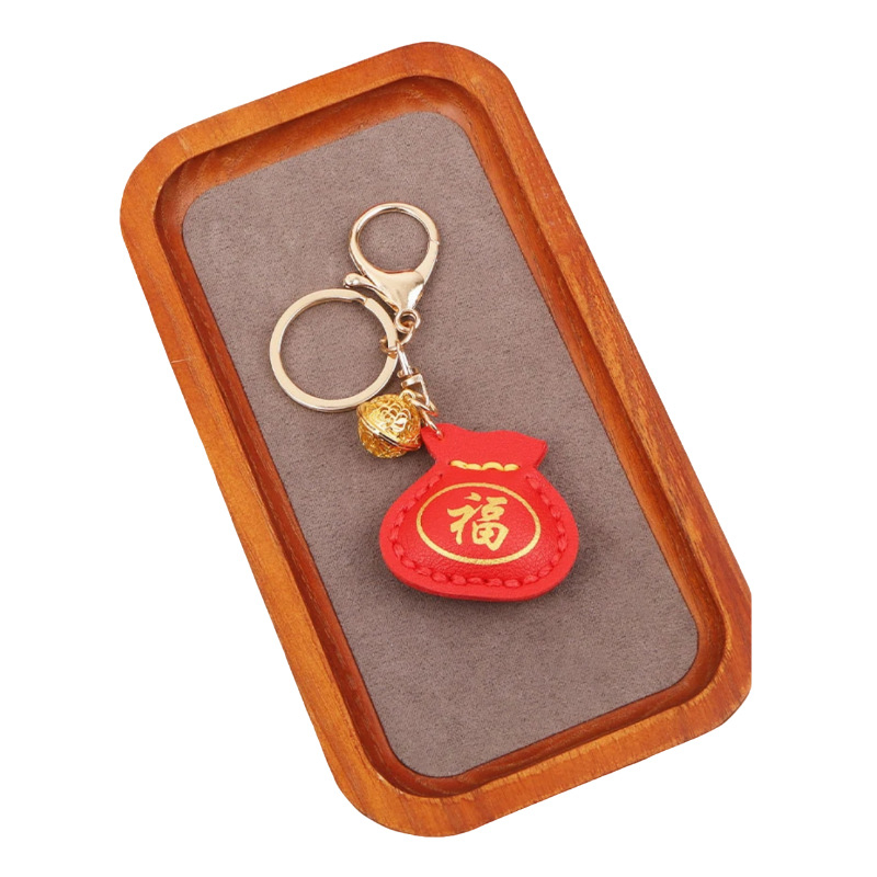 DIY ručno izrađen kožni privjesak za ključeve s talismanom – moderan ukrasni poklon za dečka povodom Valentinova