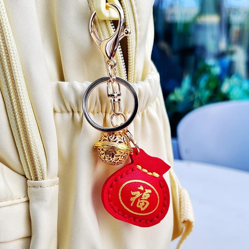 DIY ručno izrađen kožni privjesak za ključeve s talismanom – moderan ukrasni poklon za dečka povodom Valentinova