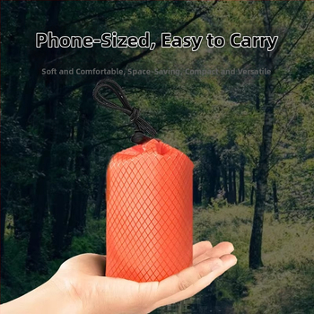Prenosný pončo z hliníkového fóliového materiálu pre prežitie v prírode: ochrana proti podchladeniu a chladu, určený pre camping a horské túry; núdzová tepelná prikrývka