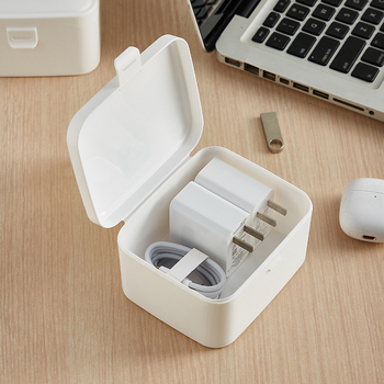 Cutie de depozitare portabilă minimalistă pentru încărcătoare și cabluri — organizator pentru birou cu capac, dimensiuni 12×10×6,5 cm, volum 1 L