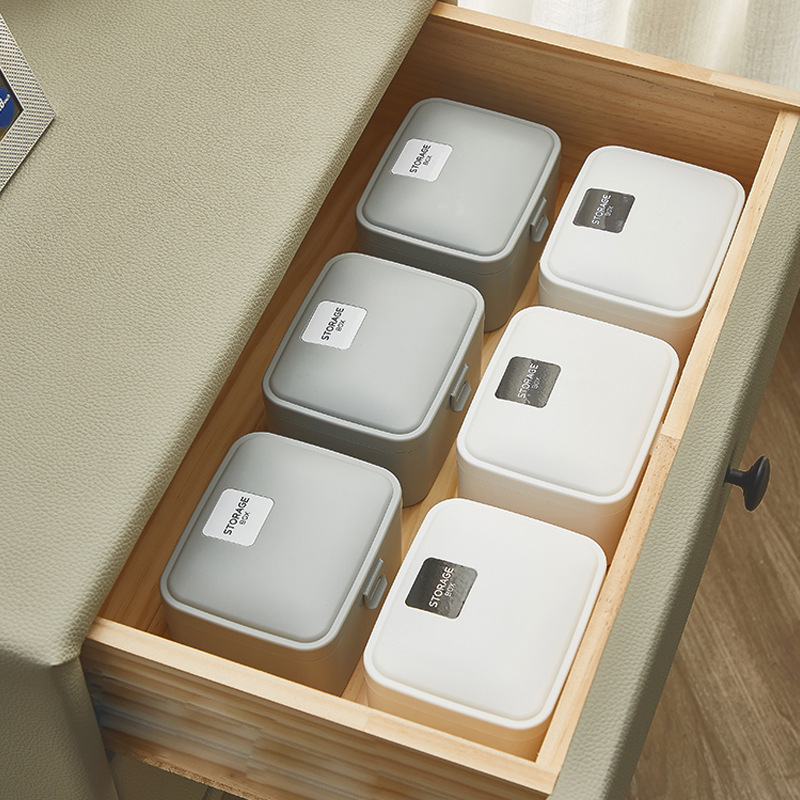 Cutie de depozitare portabilă minimalistă pentru încărcătoare și cabluri — organizator pentru birou cu capac, dimensiuni 12×10×6,5 cm, volum 1 L