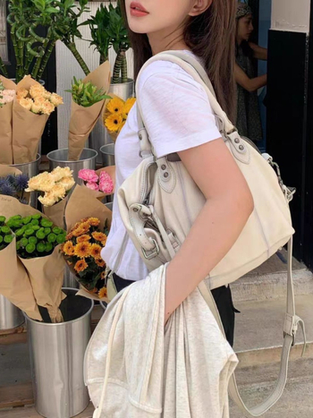 Free People torbica Sea Salt White s vintage efektom, za ramena i crossbody, biker stil