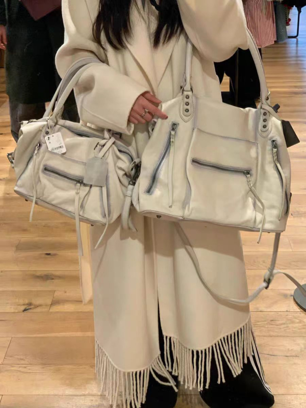 Free People torbica Sea Salt White s vintage efektom, za ramena i crossbody, biker stil