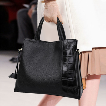 QianDian 2026 Ženska torba od prave kože, casual stil, velika tote torba s ramenom i crossbody trakom, resice