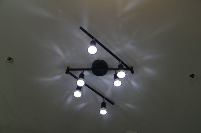 Шестглавни линейни LED прожектори, повърхностно монтирани downlights за шоурум, фоновата стена, прилавка на магазин за дрехи и кухня, регулируеми