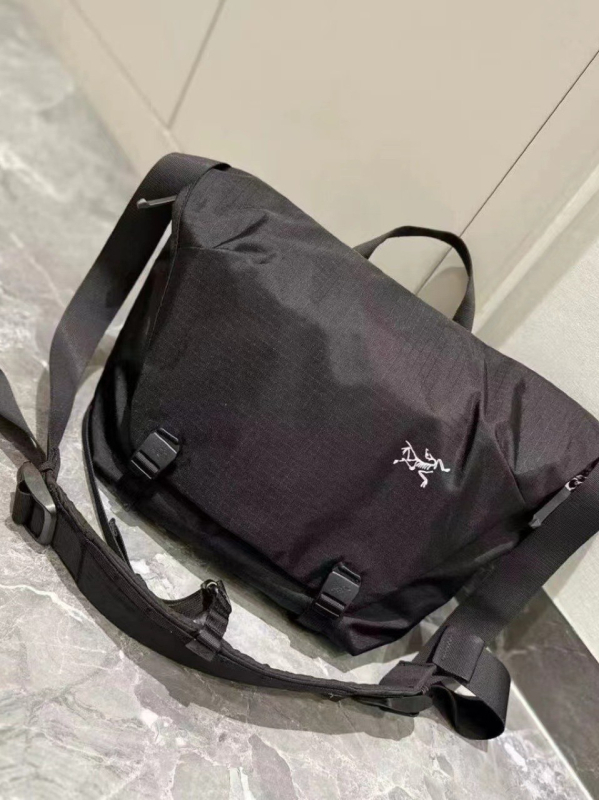Granville 10L vodootporna nylon torba za rame s preklopnim zatvaranjem, gradski stil, za 11-inčni prijenosnik