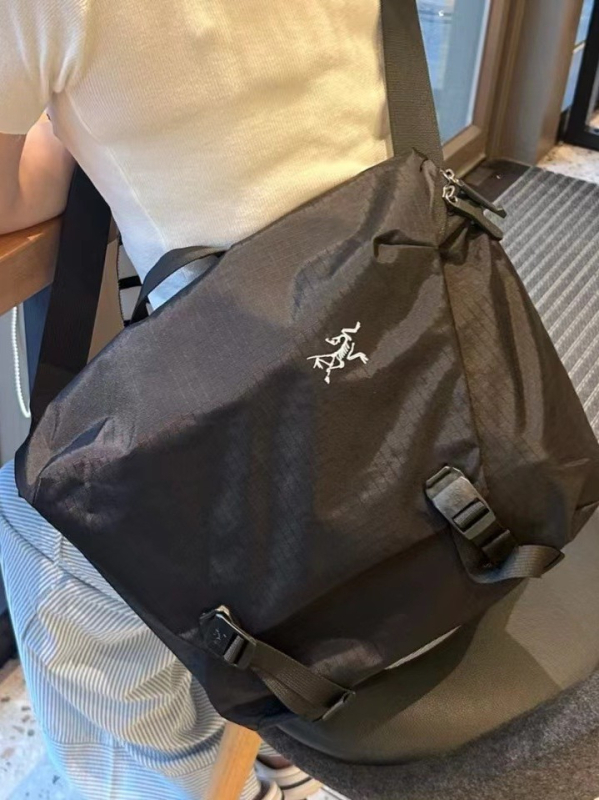 Granville 10L vodootporna nylon torba za rame s preklopnim zatvaranjem, gradski stil, za 11-inčni prijenosnik