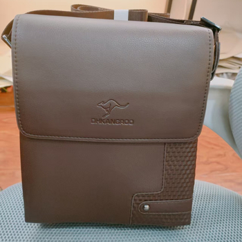 Muška torba preko ramena, velik kapacitet, poslovno- svakodnevni crossbody, PU koža tekstura, višeslojni dizajn, preklopna klapna, vertikalni stil