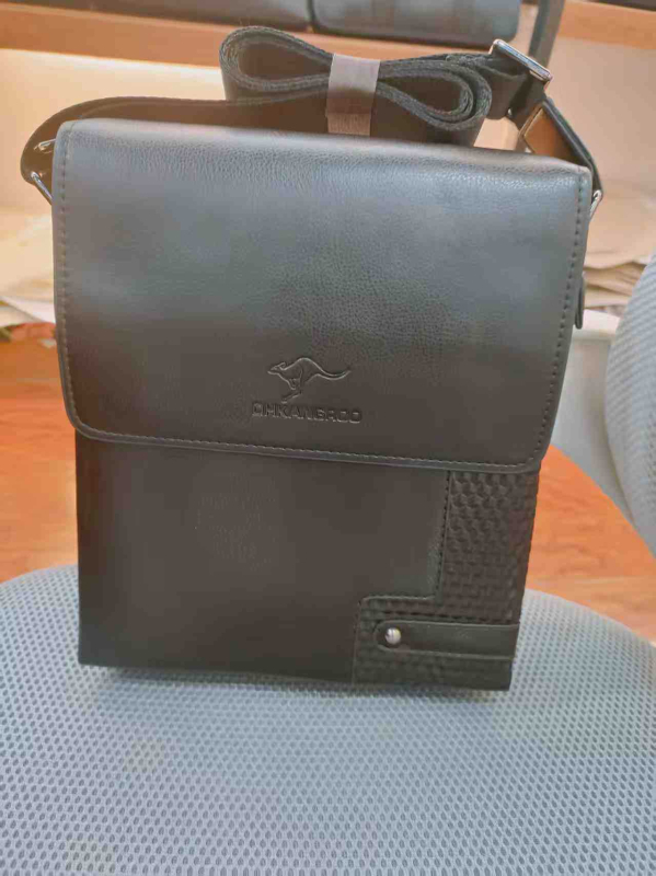 Muška torba preko ramena, velik kapacitet, poslovno- svakodnevni crossbody, PU koža tekstura, višeslojni dizajn, preklopna klapna, vertikalni stil