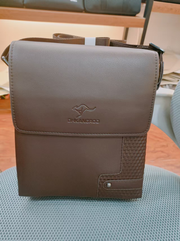 Muška torba preko ramena, velik kapacitet, poslovno- svakodnevni crossbody, PU koža tekstura, višeslojni dizajn, preklopna klapna, vertikalni stil
