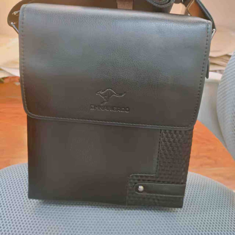 Muška torba preko ramena, velik kapacitet, poslovno- svakodnevni crossbody, PU koža tekstura, višeslojni dizajn, preklopna klapna, vertikalni stil
