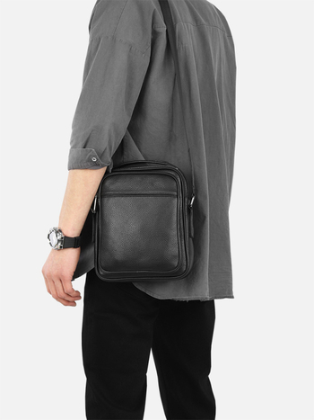 Muška messenger torba od prave kože, top-grain, vertikalnog dizajna, za poslovni i casual stil.