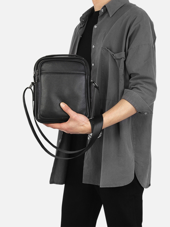 Muška messenger torba od prave kože, top-grain, vertikalnog dizajna, za poslovni i casual stil.