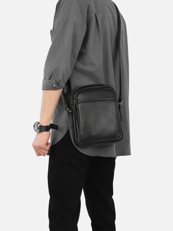 Muška messenger torba od prave kože, top-grain, vertikalnog dizajna, za poslovni i casual stil.