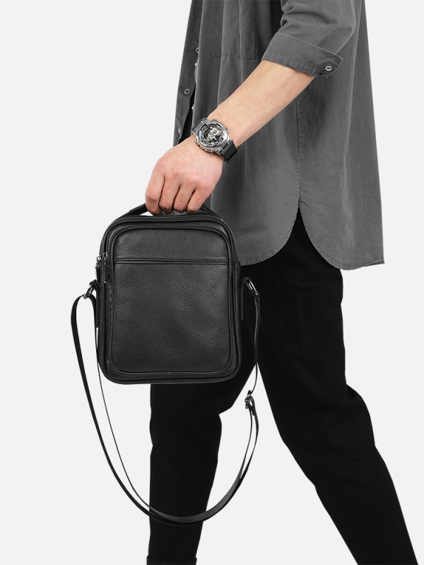 Muška messenger torba od prave kože, top-grain, vertikalnog dizajna, za poslovni i casual stil.