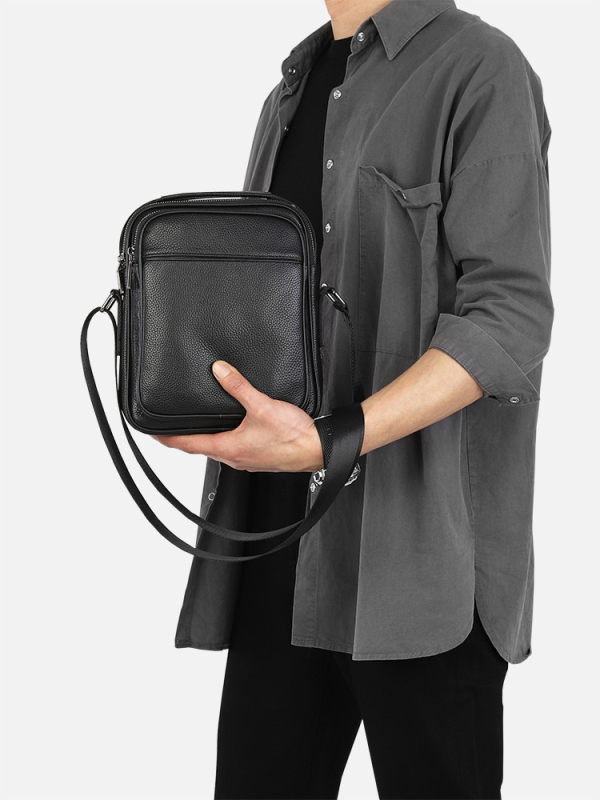 Muška messenger torba od prave kože, top-grain, vertikalnog dizajna, za poslovni i casual stil.