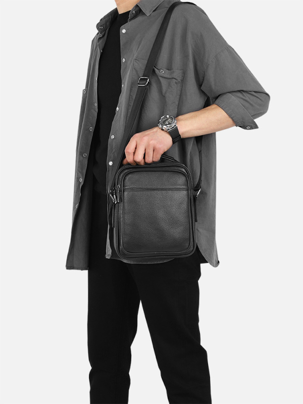Muška messenger torba od prave kože, top-grain, vertikalnog dizajna, za poslovni i casual stil.