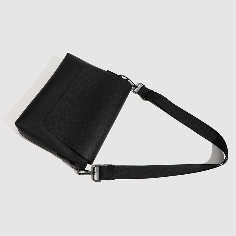 Muška PU kožna crossbody torba, lagana i kompaktna, kvadratnog dizajna, pogodna za 9-inčni prijenosnik, svakodnevna uporaba.