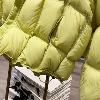 Ženska kratka puffer jakna s bijelim patka perom, zima 2025, lagano, uzorak oblaka-kvadrata, okrugli ovratnik