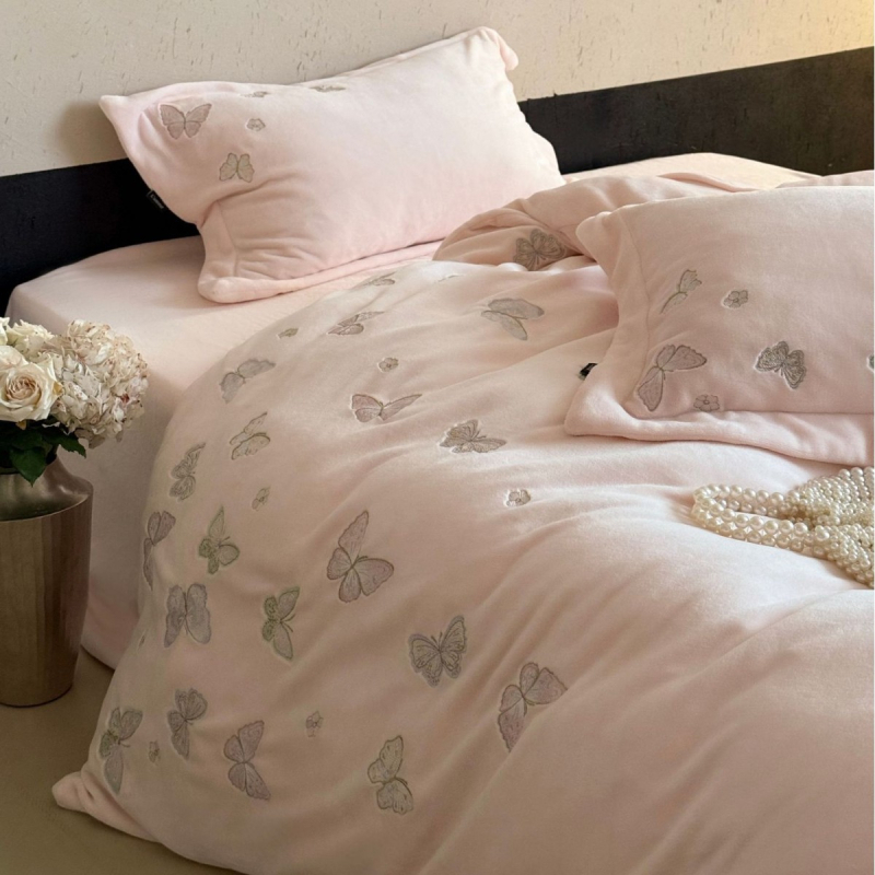 Premium set posteljine od milk velvet s izšivanjem srca i leptira, mat završna obrada, debeo i topao za zimu – četiri dijela