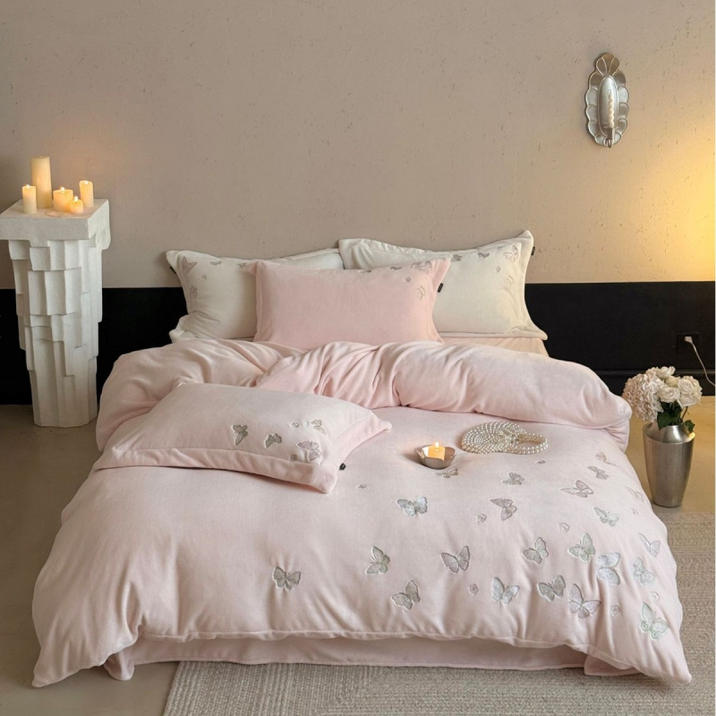 Premium set posteljine od milk velvet s izšivanjem srca i leptira, mat završna obrada, debeo i topao za zimu – četiri dijela