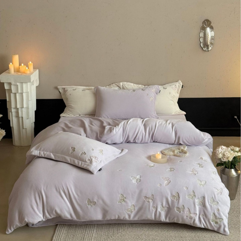 Premium set posteljine od milk velvet s izšivanjem srca i leptira, mat završna obrada, debeo i topao za zimu – četiri dijela