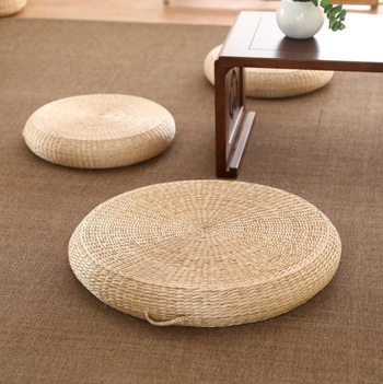 Slamnati tatami jastuk za meditaciju na podu