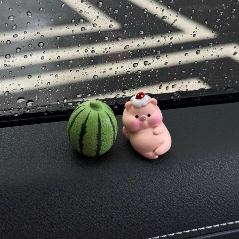 Slatko crtano prase – mini auto ukras, unutarnja dekoracija