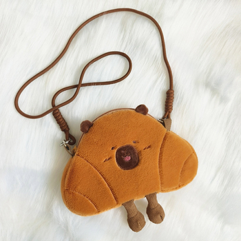 Pliš torbica u obliku kroasana, inspirirana kapibarom, mala, crossbody, crtani stil