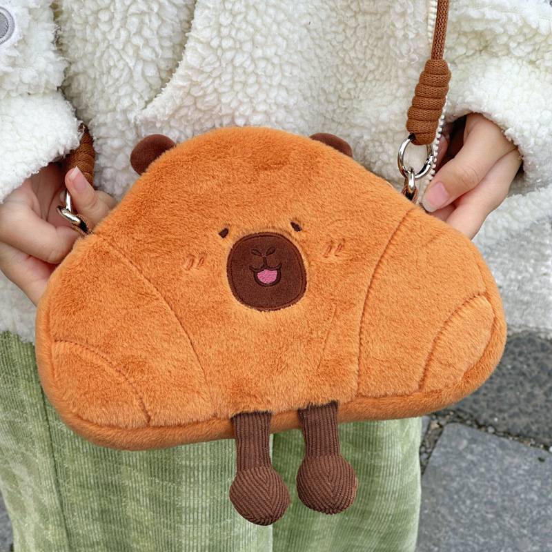 Pliš torbica u obliku kroasana, inspirirana kapibarom, mala, crossbody, crtani stil