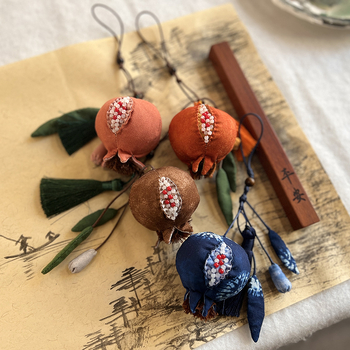 Пъстра висулка с нар и сашет, Лу бродерия – DIY комплект за ръчна бродерия, автомобилна украса и подарък за дете