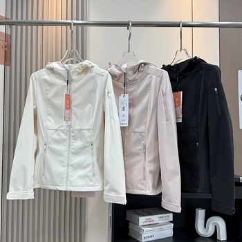 Ženska softshell jakna s kapuljom, otporna na vjetar i vodoodbojna, uskog kroja, tanki fleece podstava
