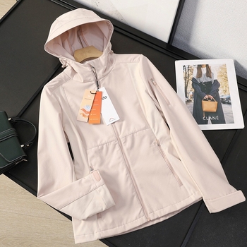 Ženska softshell jakna s kapuljom, otporna na vjetar i vodoodbojna, uskog kroja, tanki fleece podstava