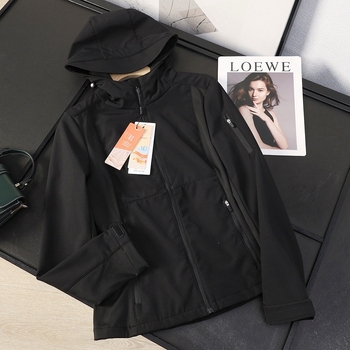 Ženska softshell jakna s kapuljom, otporna na vjetar i vodoodbojna, uskog kroja, tanki fleece podstava
