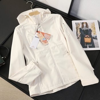 Ženska softshell jakna s kapuljom, otporna na vjetar i vodoodbojna, uskog kroja, tanki fleece podstava