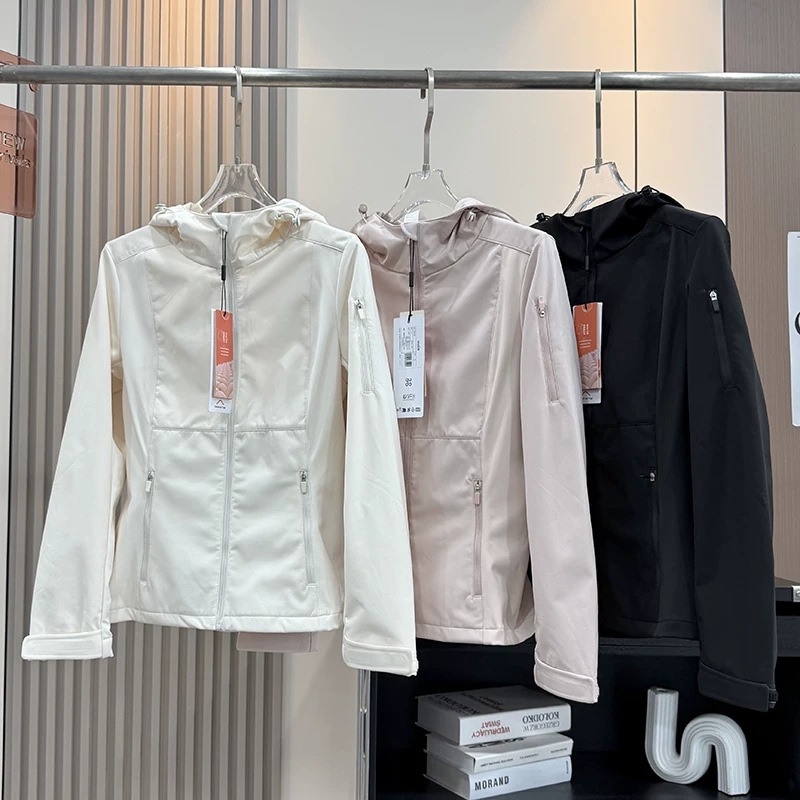 Ženska softshell jakna s kapuljom, otporna na vjetar i vodoodbojna, uskog kroja, tanki fleece podstava