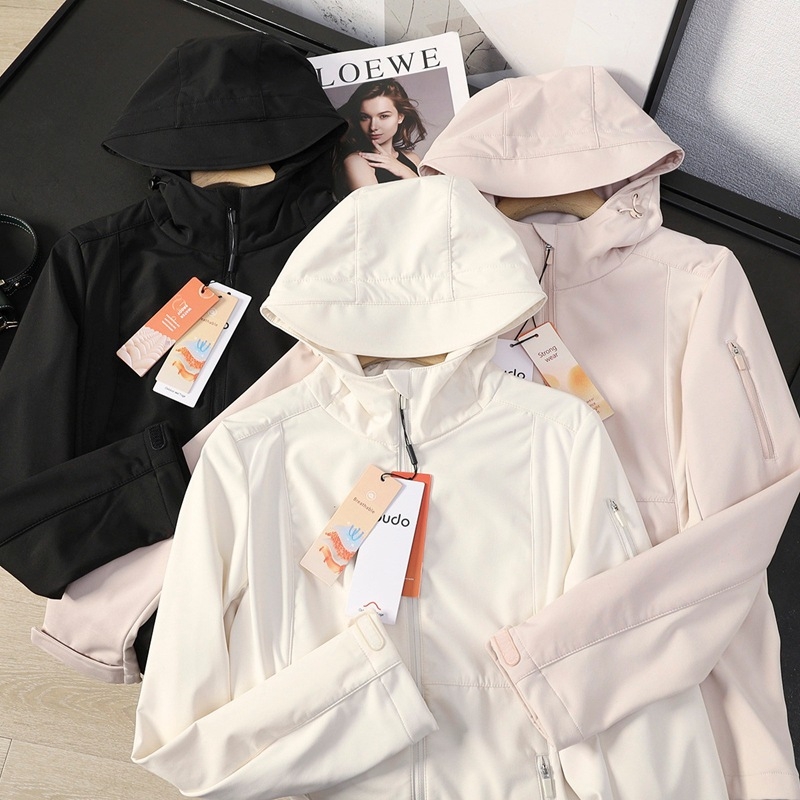 Ženska softshell jakna s kapuljom, otporna na vjetar i vodoodbojna, uskog kroja, tanki fleece podstava
