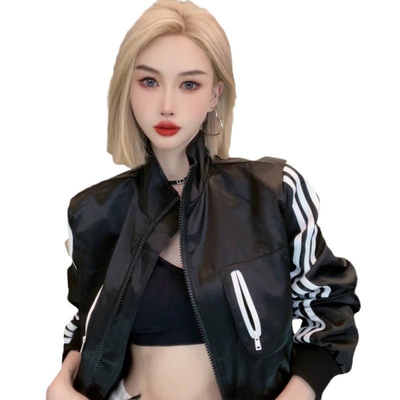 Ženska bomber jakna s prugama i stojećim ovratnikom, moto-stil, kratka duljina, zip.