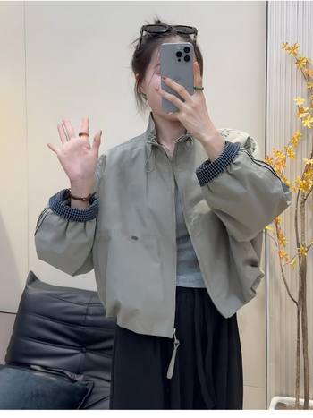 Ženska jakna u korejskom stilu za jesen 2025 – jakna sa stojećim ovratnikom, lagani windbreaker, kratka baseball jakna, casual stil