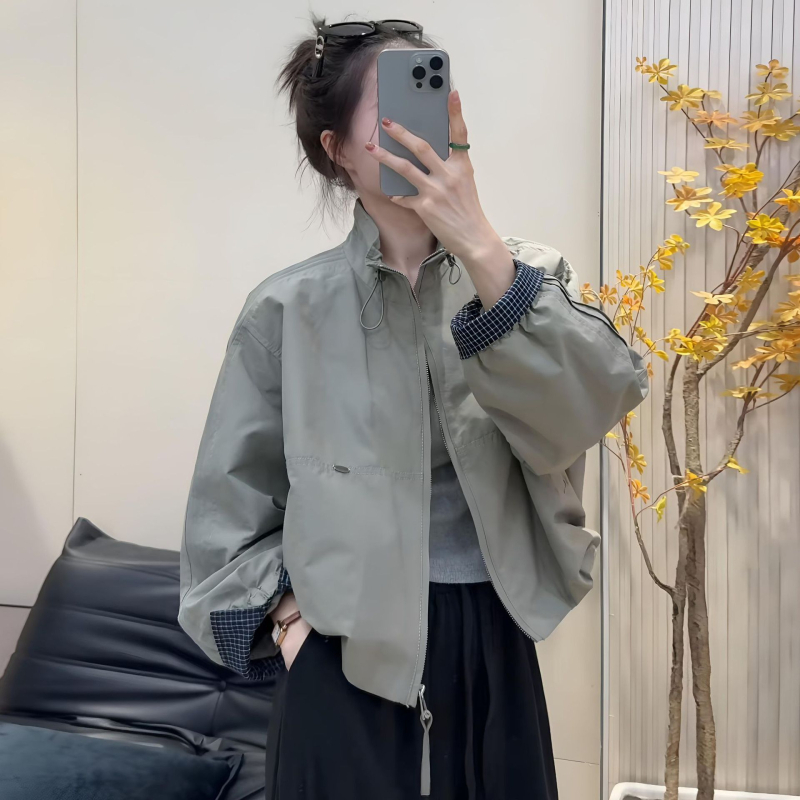 Ženska jakna u korejskom stilu za jesen 2025 – jakna sa stojećim ovratnikom, lagani windbreaker, kratka baseball jakna, casual stil