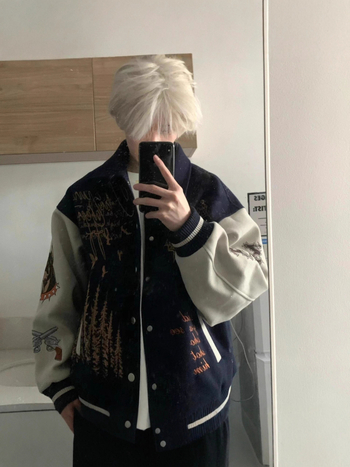 Női lazán szabott, hímzett baseballdzseki amerikai stílusú, retro streetwear tavasz–őszre.