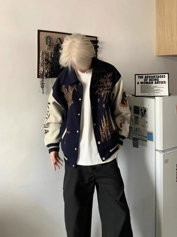Női lazán szabott, hímzett baseballdzseki amerikai stílusú, retro streetwear tavasz–őszre.
