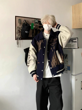 Női lazán szabott, hímzett baseballdzseki amerikai stílusú, retro streetwear tavasz–őszre.