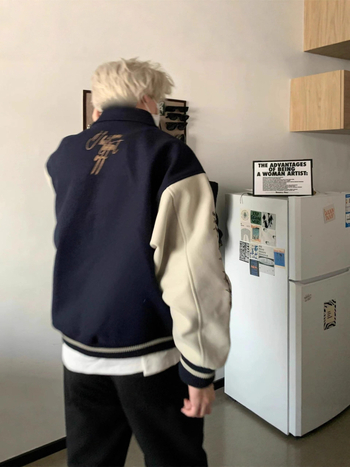 Női lazán szabott, hímzett baseballdzseki amerikai stílusú, retro streetwear tavasz–őszre.