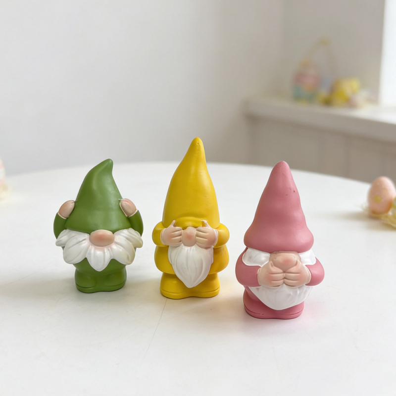 Tri gnomova od smole za vrt – dekorativne figurice