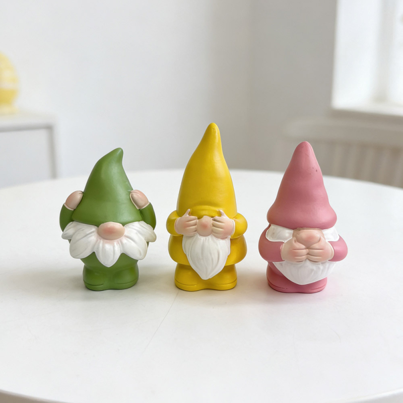 Tri gnomova od smole za vrt – dekorativne figurice