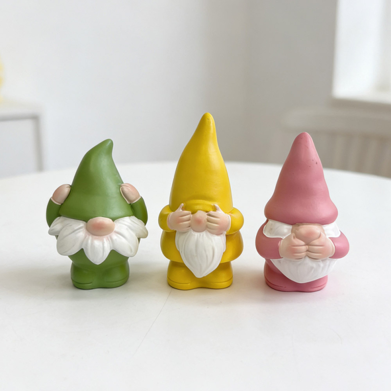 Tri gnomova od smole za vrt – dekorativne figurice