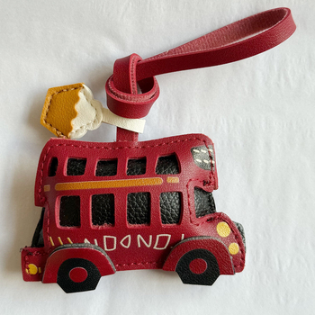 Kožni privjesak za torbu s motivom londonskog autobusa i šalice kave, ručna izrada